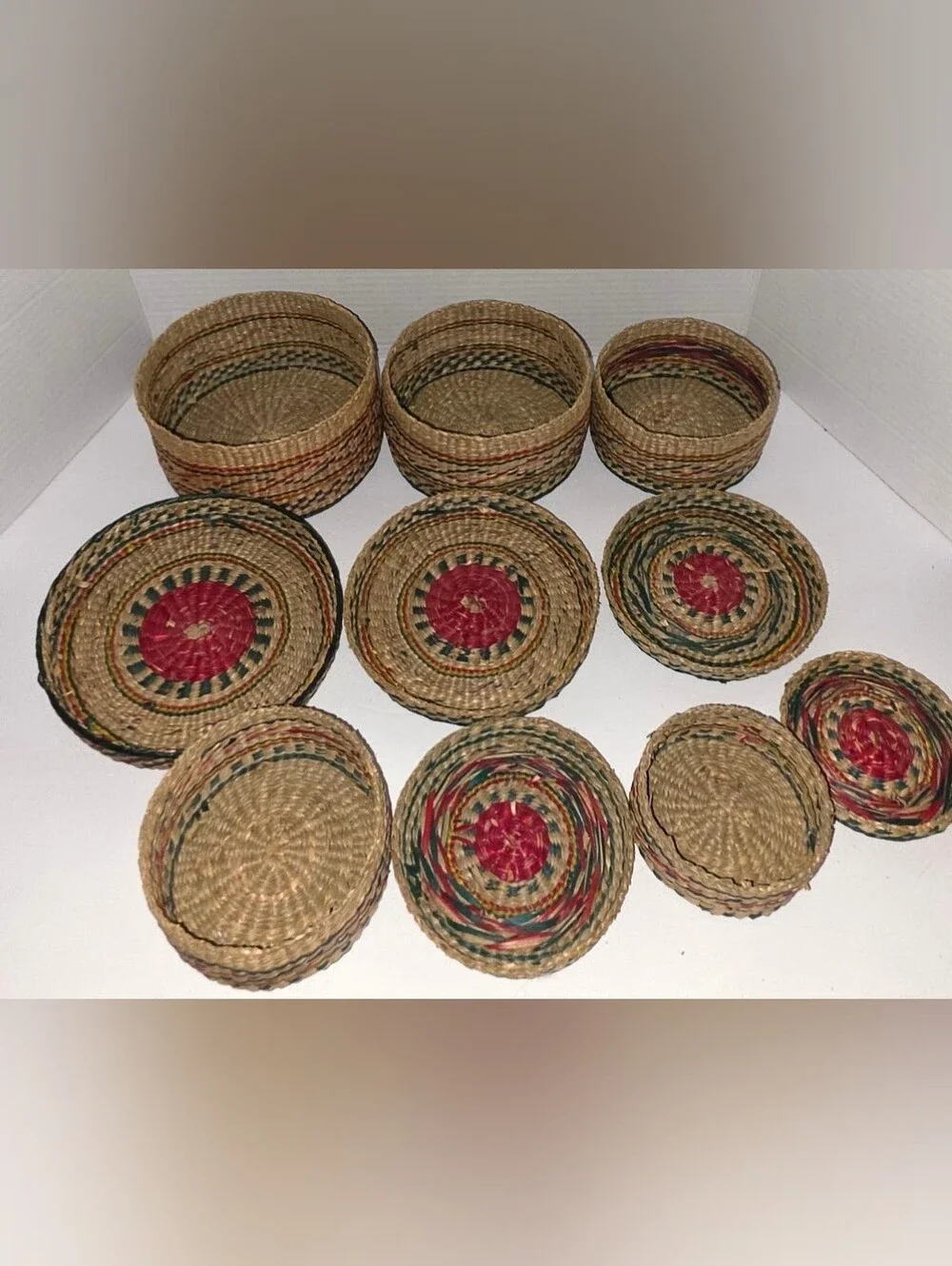 VTG Sweetgrass Woven Nesting Baskets w/Lid Round Natural Red Green Set Of 5 Read
